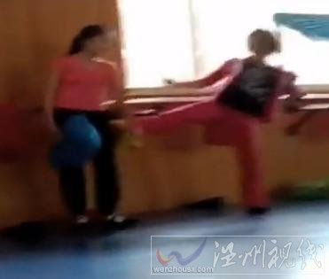 这个舞蹈老师打学生像打贼
