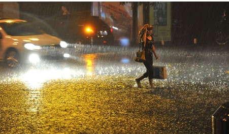 重庆暴雨 重庆28日暴雨导致路面积水交通堵塞