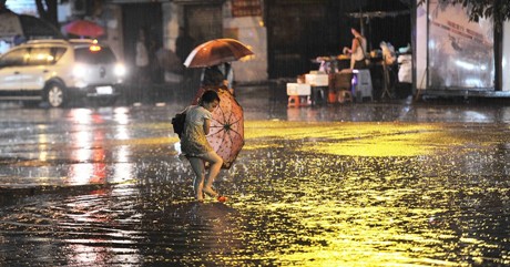 重庆暴雨 重庆28日暴雨导致路面积水交通堵塞