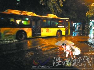 重庆暴雨 重庆28日暴雨导致路面积水交通堵塞