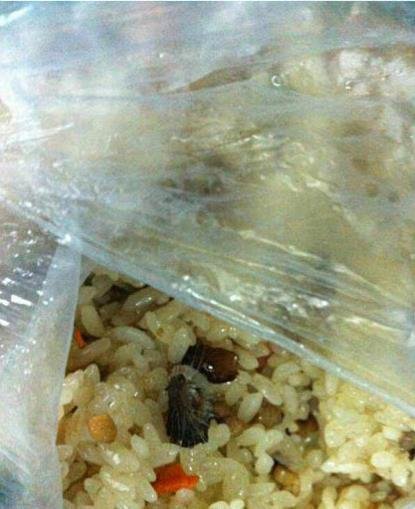 温州瑞安瑞祥高中食堂糯米饭吃出老鼠头