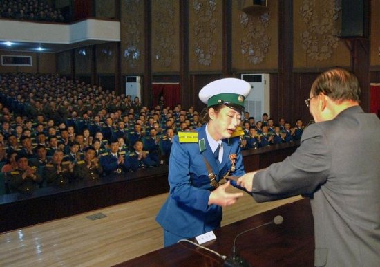 朝鲜女交警获奖嚎啕大哭