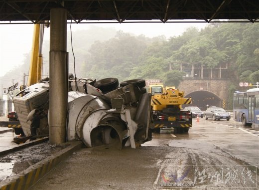 温州机场路隧道口水泥搅拌车侧翻图片