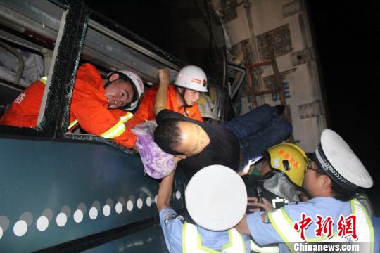 广西合山高速车祸中伤者图片