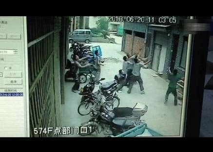 5名快递哥徒手接住坠楼小女孩