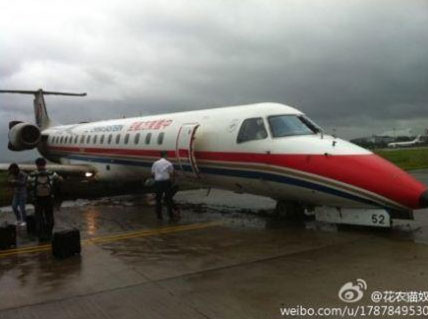 上海虹桥机场东航MU2947飞机被大风吹出跑道