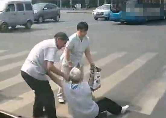 七旬老太被当街殴打