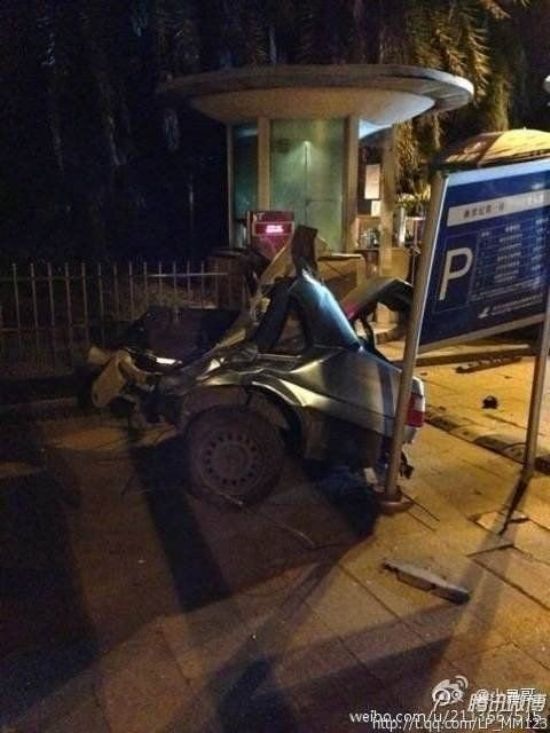 东莞车祸：2013年7月4日凌晨，一辆出租车被宝马车折腰撞成两截。