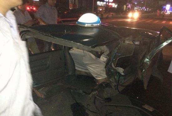 东莞车祸：2013年7月4日凌晨，一辆出租车被宝马车折腰撞成两截。