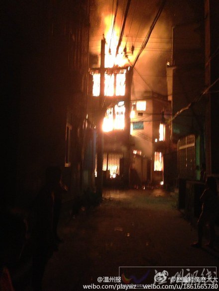 火灾发生后整栋楼房都起火