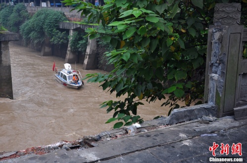 乐山海警在竹公溪河里寻找线索