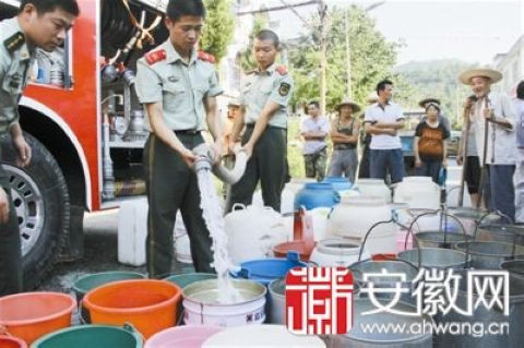 消防车在给石台县七都镇地区送水 解决村民用水困难