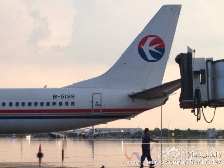 武汉机场大风把东航737吹转了90度