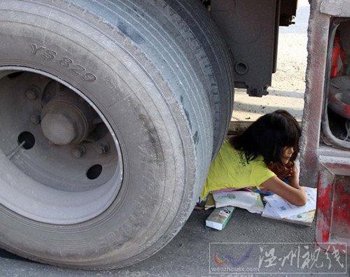 女孩被卷入车轮下现场图片