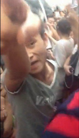 上海地铁抱婴儿小便男子