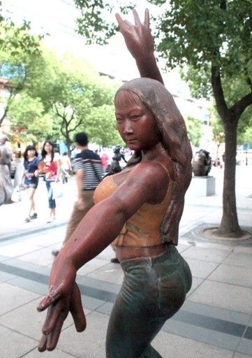 南京路芙蓉姐姐雕塑