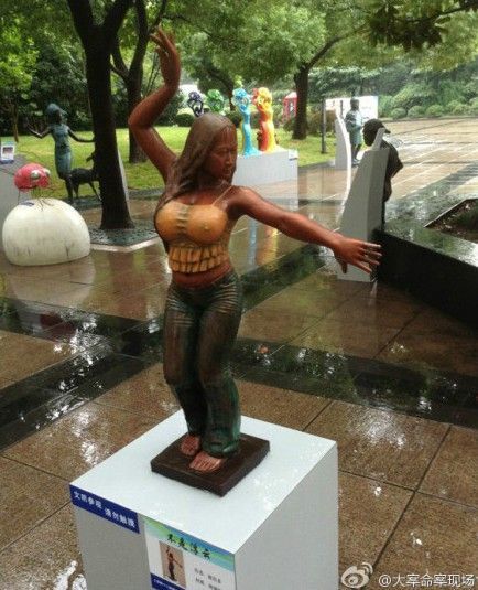 南京路芙蓉姐姐雕塑
