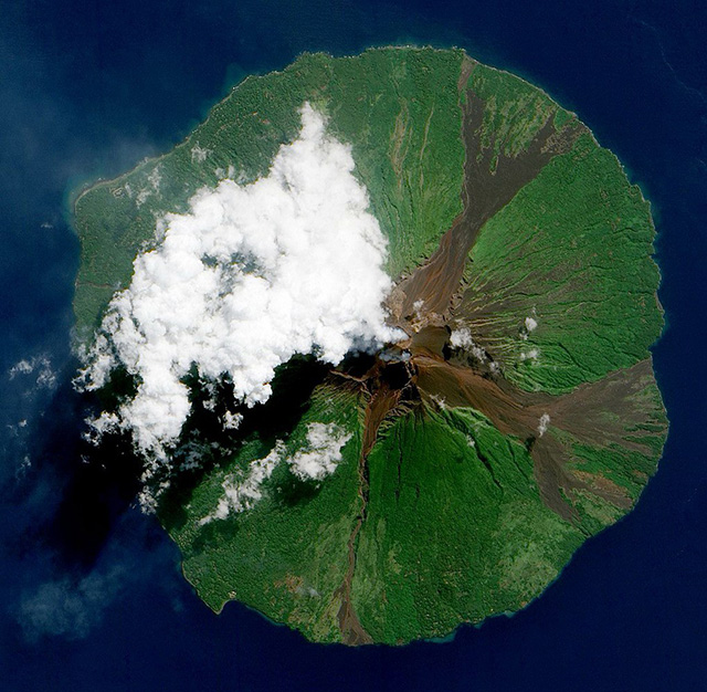 火山喷发太空俯瞰图