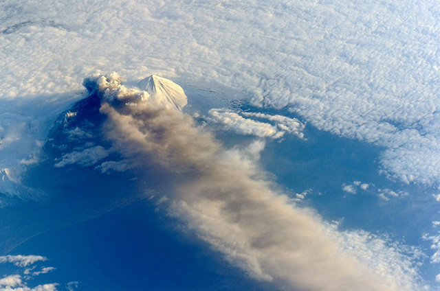 火山喷发太空俯瞰图
