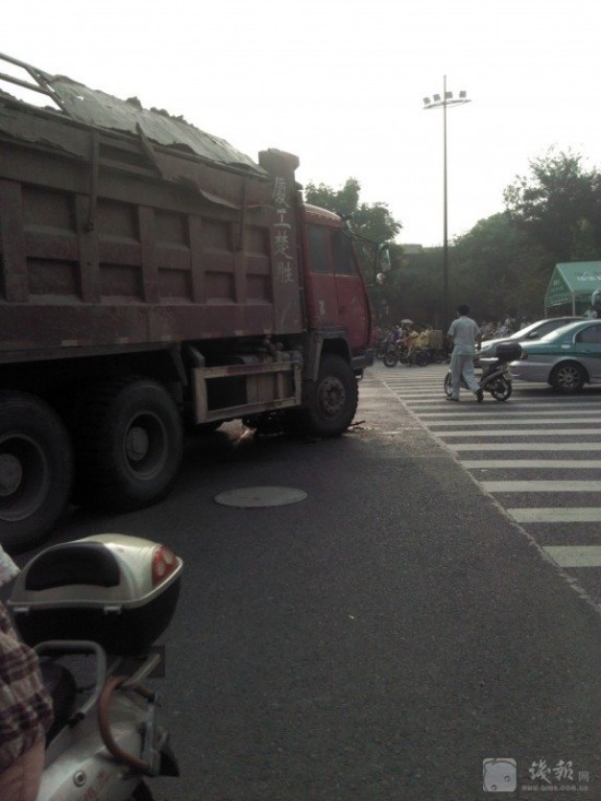 杭州学院路车祸现场图片