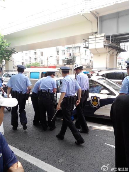 上海男子持刀欲拦截行人，民警开枪击中其腿部将其制服。