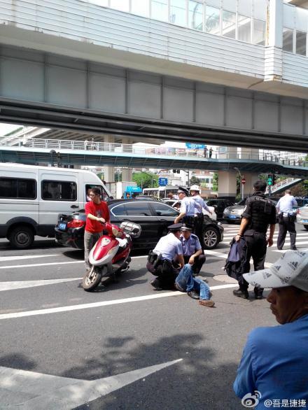 上海男子持刀欲拦截行人，民警开枪击中其腿部将其制服。