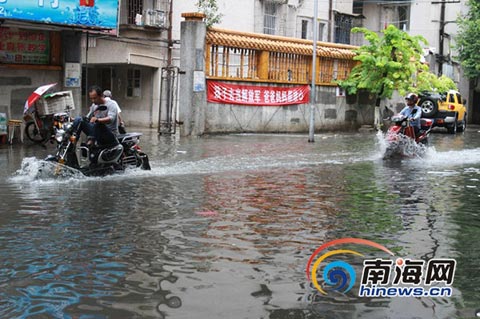 海口7日暴雨来袭 义龙路段积水严重没过膝盖