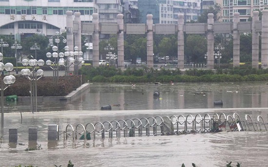 汕头海滨路海水倒灌 天兔带来大暴雨让汕头地区变成泽国