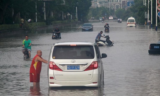 汕头海滨路海水倒灌 天兔带来大暴雨让汕头地区变成泽国