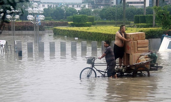 汕头海滨路海水倒灌 天兔带来大暴雨让汕头地区变成泽国