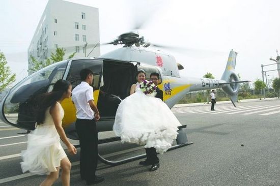 新郎花20万租直升机迎新娘