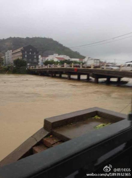 台风夜袭苍南 多地被淹上千房屋倒塌一人遇难损失超过8亿