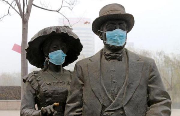 郑州雕塑戴口罩引围观