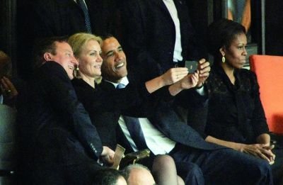 曼德拉追悼会上奥巴马和英国首相卡梅伦和丹麦首相施密特自拍