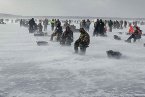 美国万人冰钓图片 一年一度的吉尔湖万人冰钓大赛即将举行