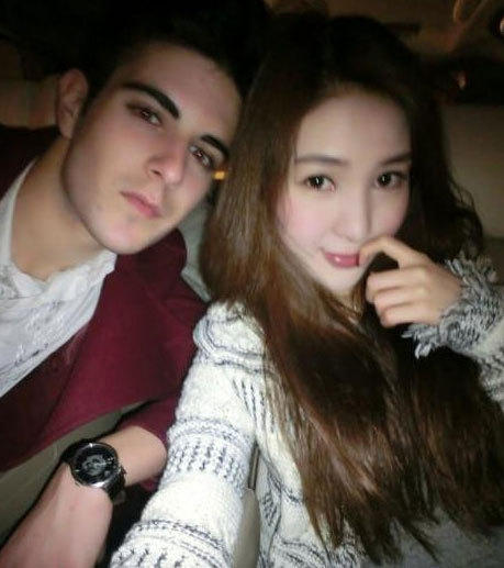 郭美美晒与外籍男友合影