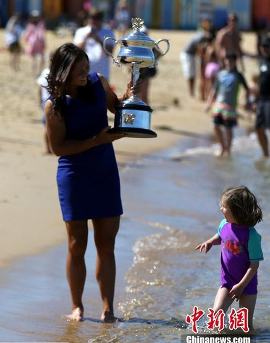 李娜澳网夺冠后在澳大利亚墨尔本享受阳光沙滩