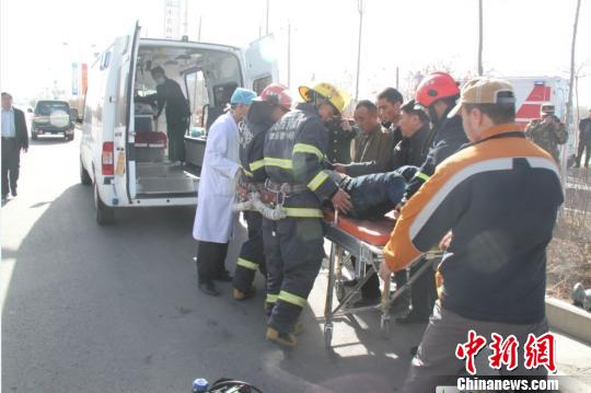 工人们被送往医院抢救