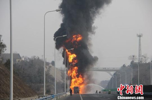 郑州一油罐车高速起火