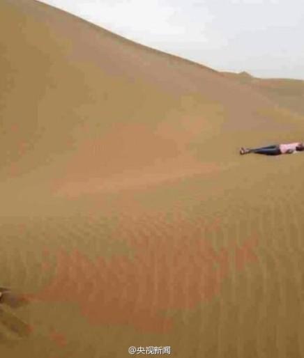 库木塔格沙漠发现女尸