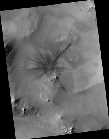好奇号最新火星照片：美国好奇号火星探测器拍摄到火星陨石坑