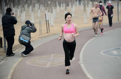 孕妇雾霾中奔跑 2014年2月23日北京孕妇穿清凉装跑步