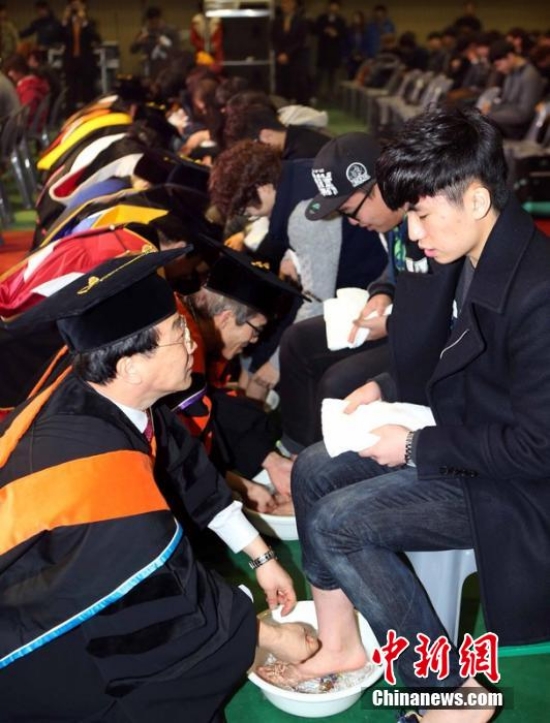 韩国大学洗足仪式