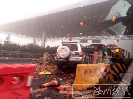 杭州高速收费站口交通事故