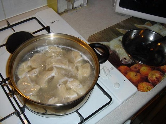 煮饺子不粘锅的方法 在水里加点盐饺子不易粘锅破皮