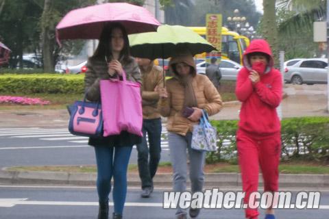 海口一日内降温14℃ 低温雨水齐上阵