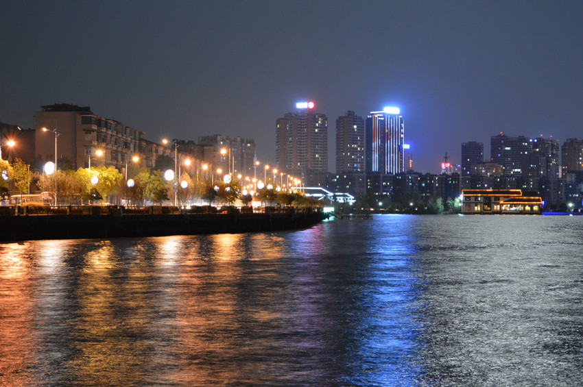 黄石磁湖夜景 美丽的磁湖夜景照片