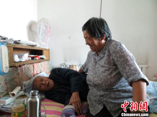 阿婆照顾瘫痪丈夫40年 爱是陪伴与责任