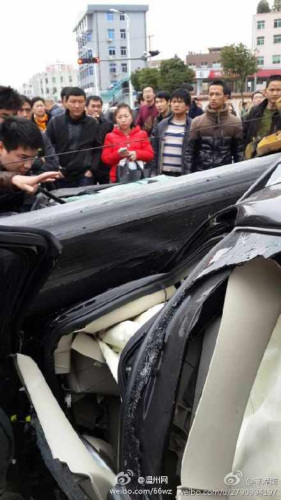 温州吴桥工地吊车倒塌 多辆汽车被压