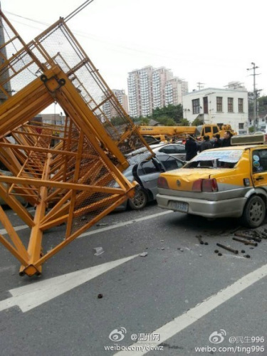 温州吴桥工地吊车倒塌 多辆汽车被压